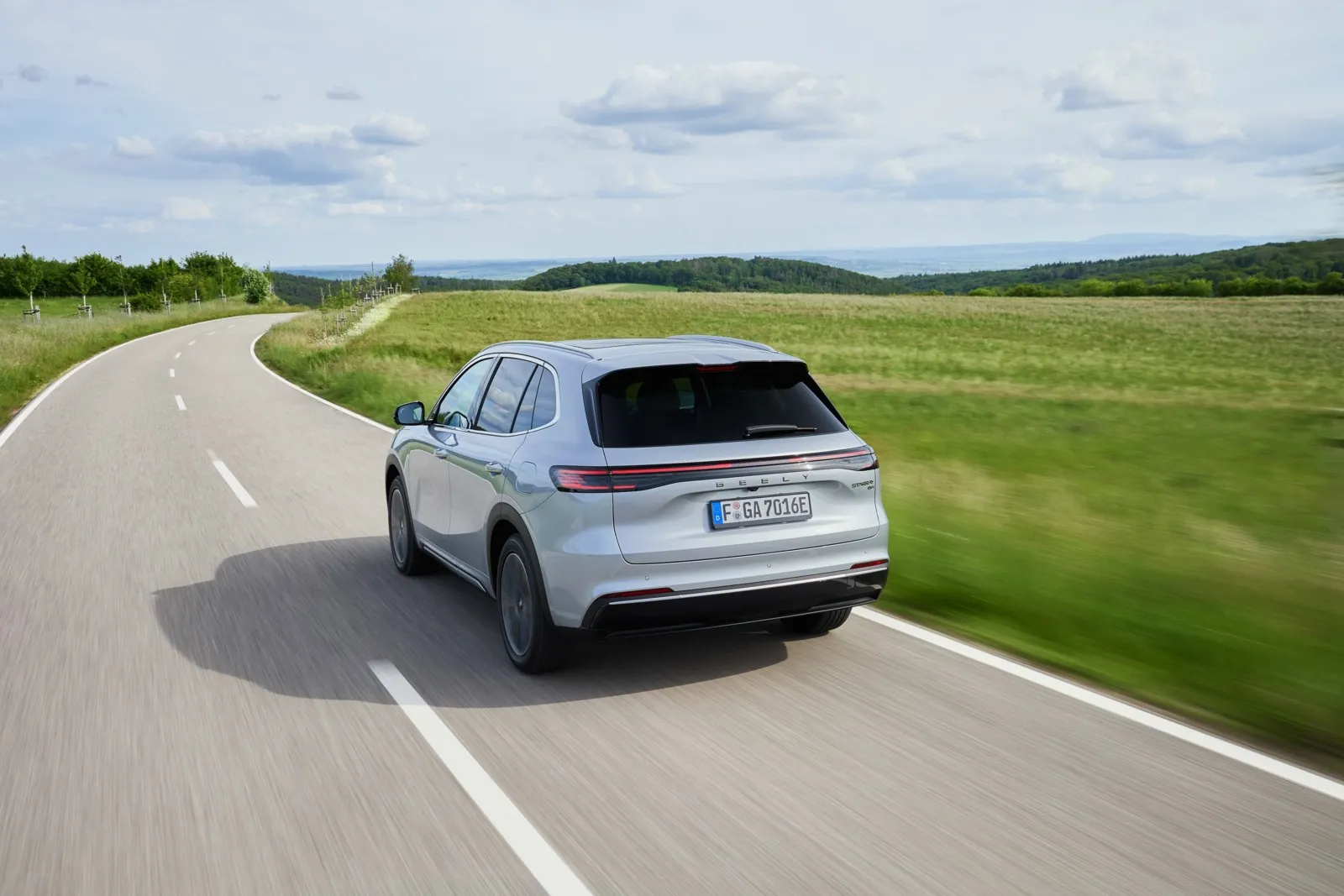 Eine durchgehende Lichtleiste zieht sich über das Heck des Geely Starray EM-i.